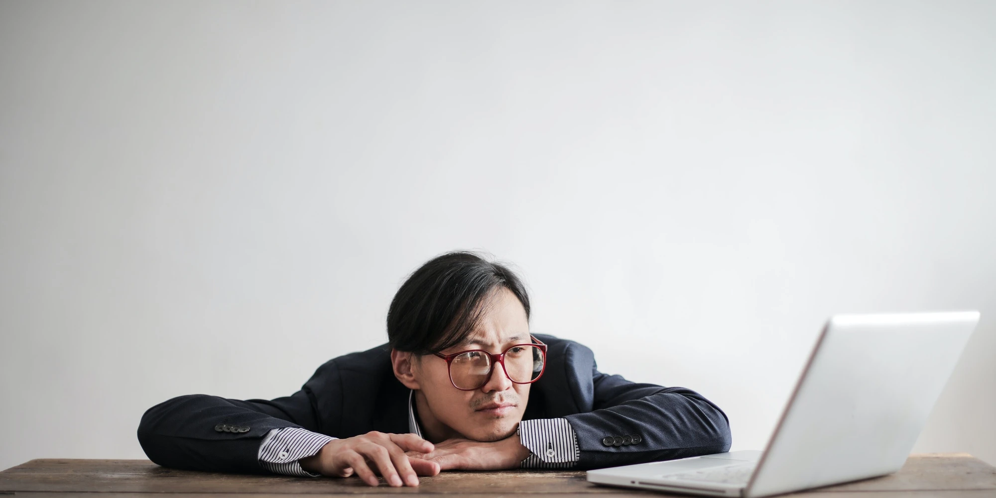 Mann langweilt sich vor Laptop